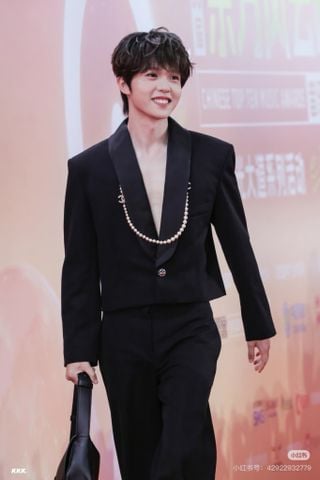 ÁO BLAZER NỮ C N DÁNG LỬNG CỔ VE SATIN ACETATE, GẤU ĐÍNH XÍCH