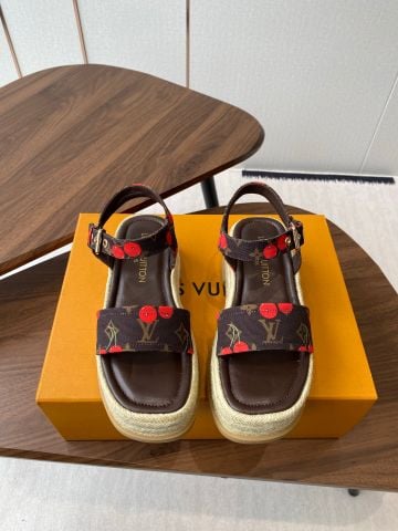 Sandal nữ LV* x TM 6AM cherry thêu vải bố dày phiên bản Early Spring 2025