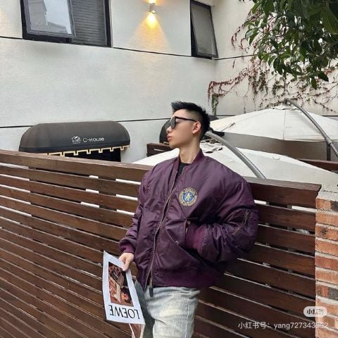 ÁO KHOÁC BOMBER UNISEX BLCG* THÂN PHOM RỘNG DROP-SHOULDER, PATCH HUY HIỆU SƯ TỬ THÊU SẮC NÉT – CHẦN BÔNG DÀY ẤM, CHẤT NYLON ÉP LẠNH CAO CẤP