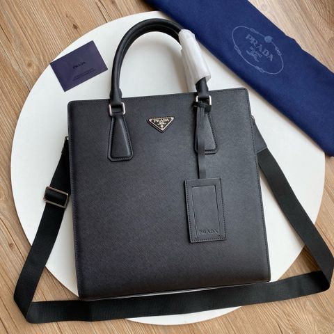 TÚI NAM P R MEN’S SAFFIANO LEATHER BUSINESS TOTE PHOM ĐỨNG DÁNG, DA BÒ VÂN CHÉO