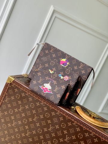 CLUTCH TÚI CẦM TAY NỮ LV* MONOGRAM TRIO – MURAKAMI ART RE-EDITION