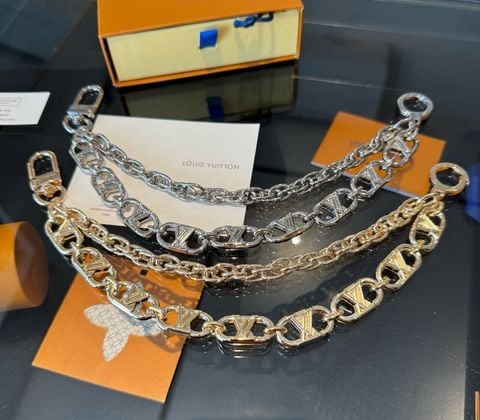 DÂY XÍCH TÚI NAM NỮ L V PHỐI CHARM KIM LOẠI CÁ TÍNH – TẠO ĐIỂM NHẤN NỔI BẬT CHO TÚI