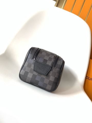 TÚI CẦM TAY NAM L V DAMOFLAGE BLACK DOPP KIT PHOM HỘP GỌN SANG HOẠ TIẾT PIXEL DAMIER HIỆN ĐẠI N ĐẠI ROGRAM DA BÊ VÂN NỔI PHOM MỎNG SANG TRỌNG