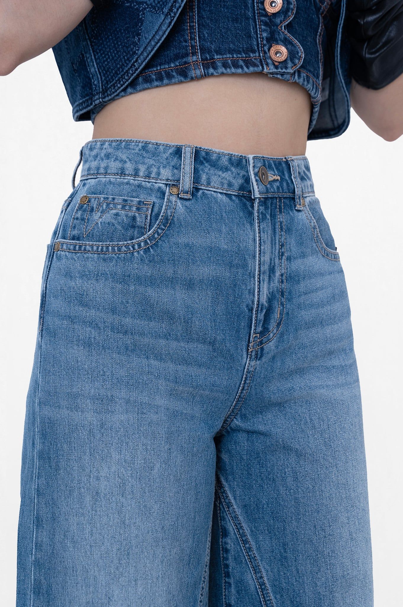 Quần Dài Nữ Dáng Wide Leg Ống Suông Rộng Màu Xanh Nhạt - Light Blue Wide Leg Women's Long Jeans - 124WD2085F2