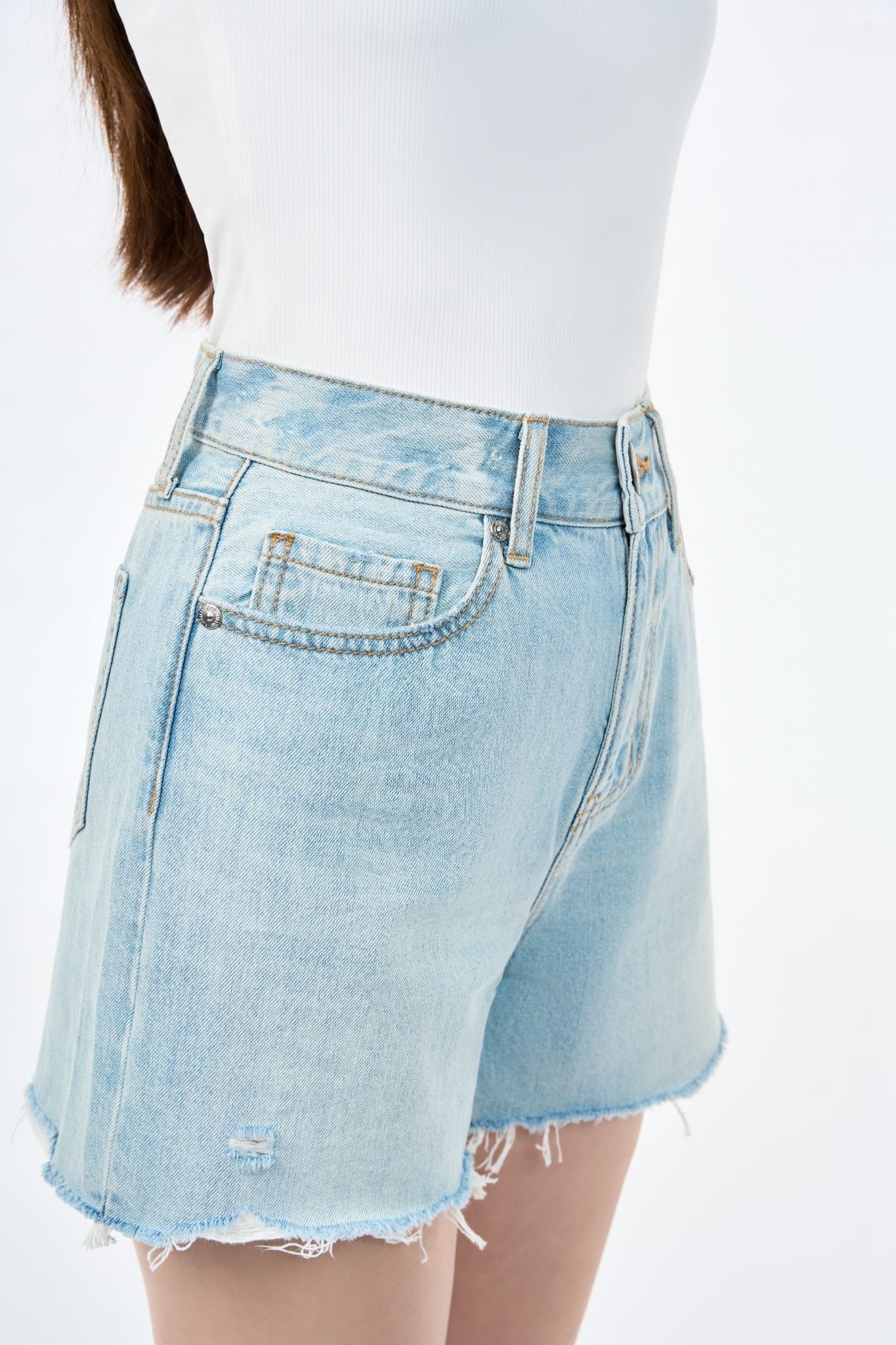 QUẦN SHORTS NỮ DENIM LIGHT BLUE  FORM RỘNG - 125WD1103F2