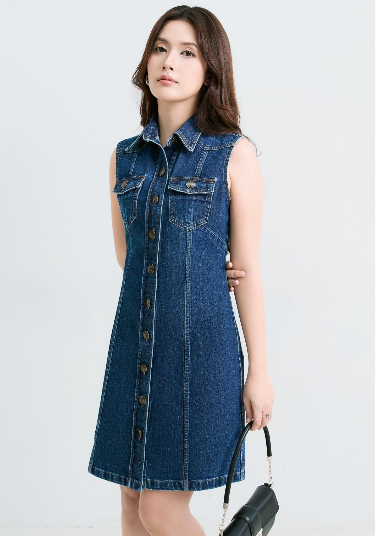 ĐẦM SƠ MI DENIM MÀU XANH KHÔNG TAY FORM A - 125WD1124B1