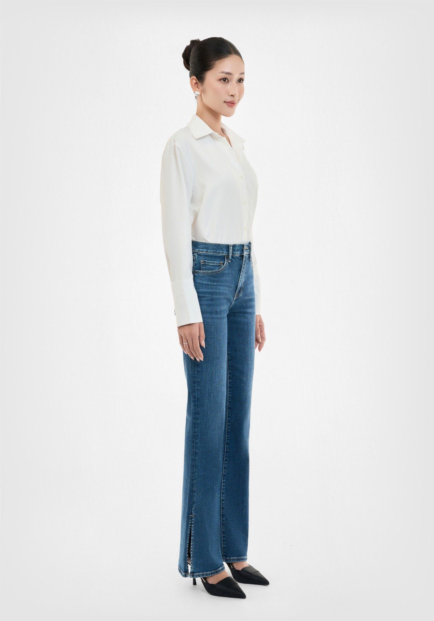 QUẦN DÀI NỮ DENIM MÀU MEDIUM BLUE XẺ LAI FORM FLARED - 125WD2084B2