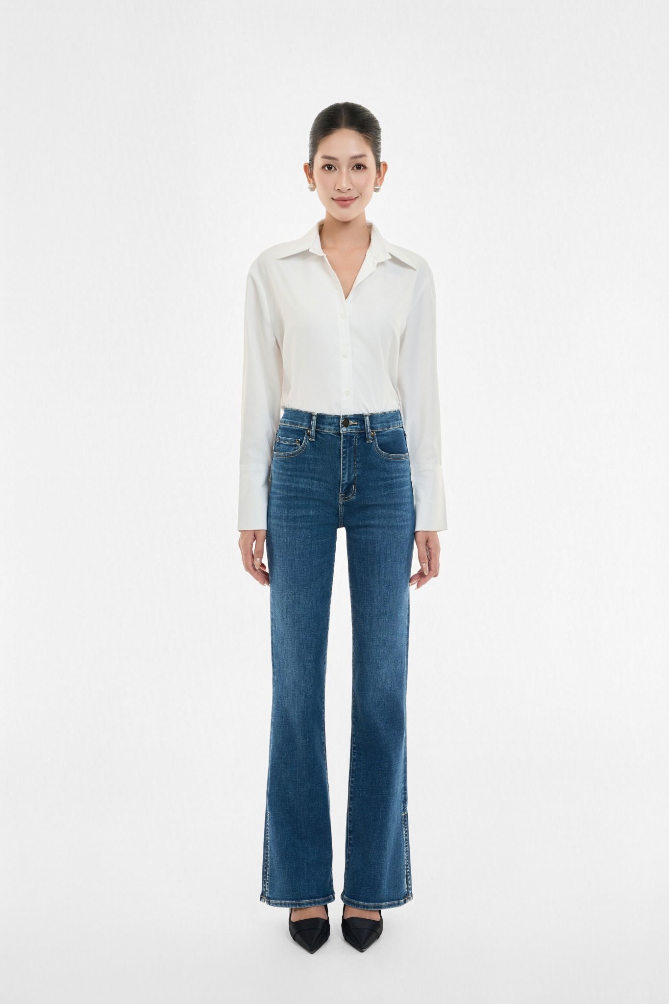 QUẦN DÀI NỮ DENIM MÀU MEDIUM BLUE XẺ LAI FORM FLARED - 125WD2084B2