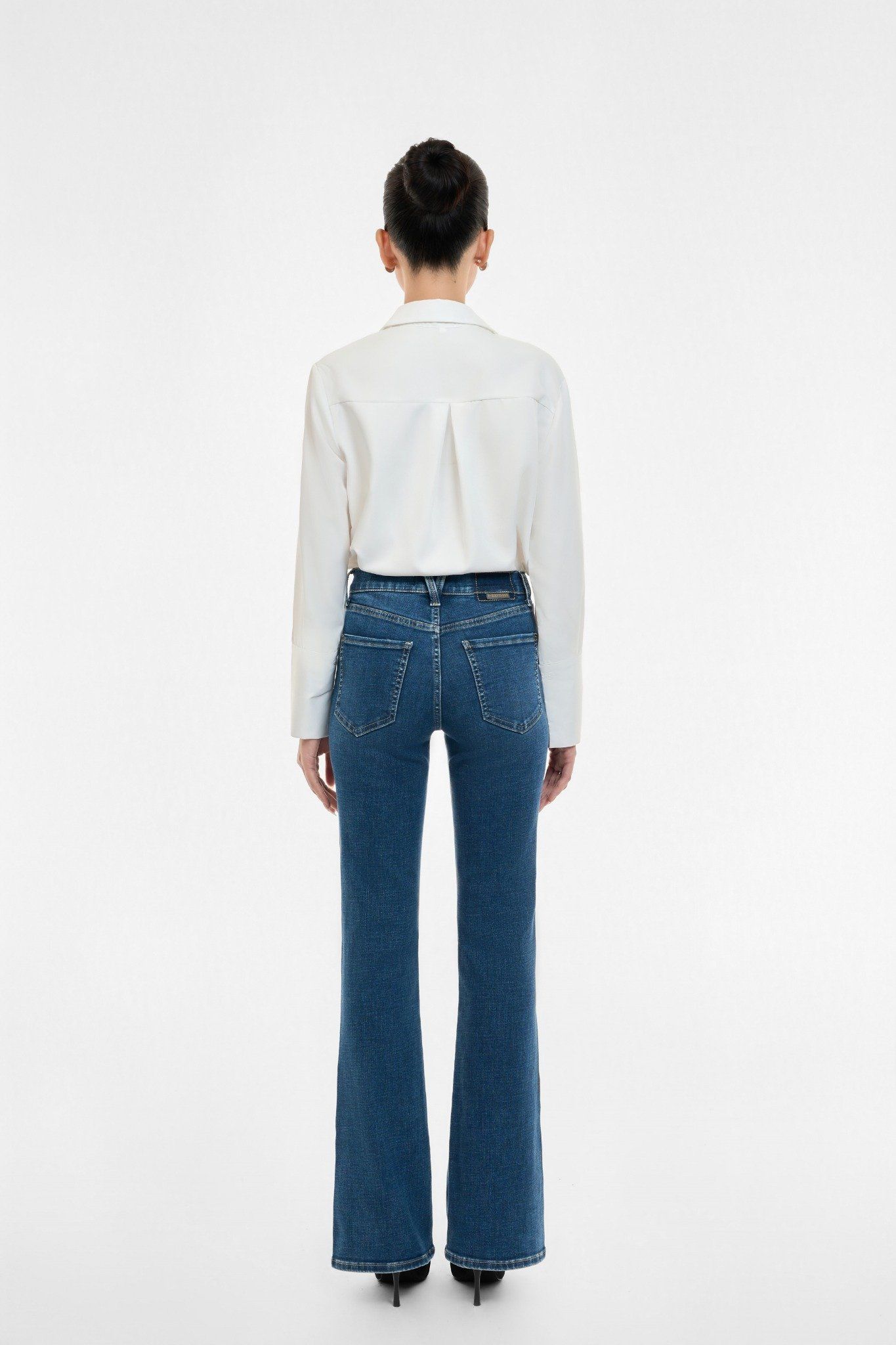 QUẦN DÀI NỮ DENIM MÀU MEDIUM BLUE XẺ LAI FORM FLARED - 125WD2084B2