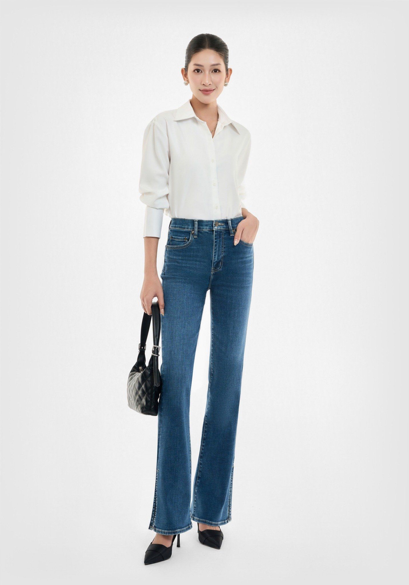 QUẦN DÀI NỮ DENIM MÀU MEDIUM BLUE XẺ LAI FORM FLARED - 125WD2084B2
