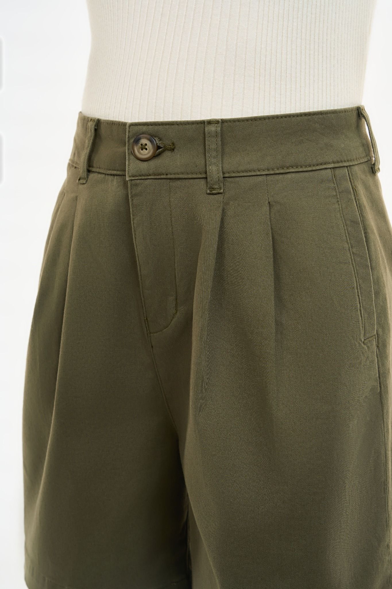 QUẦN SHORTS NỮ KAKI XANH RÊU XẾP LY FORM RỘNG - 125WN2104B2
