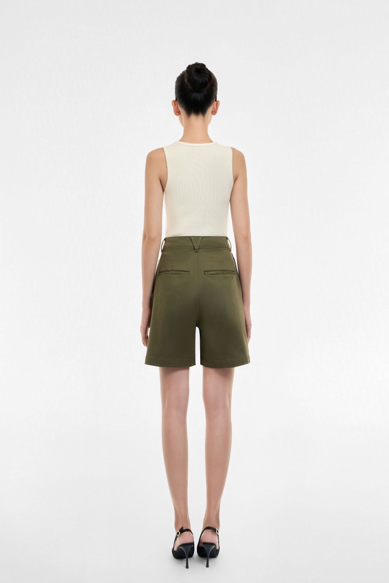 QUẦN SHORTS NỮ KAKI XANH RÊU XẾP LY FORM RỘNG - 125WN2104B2