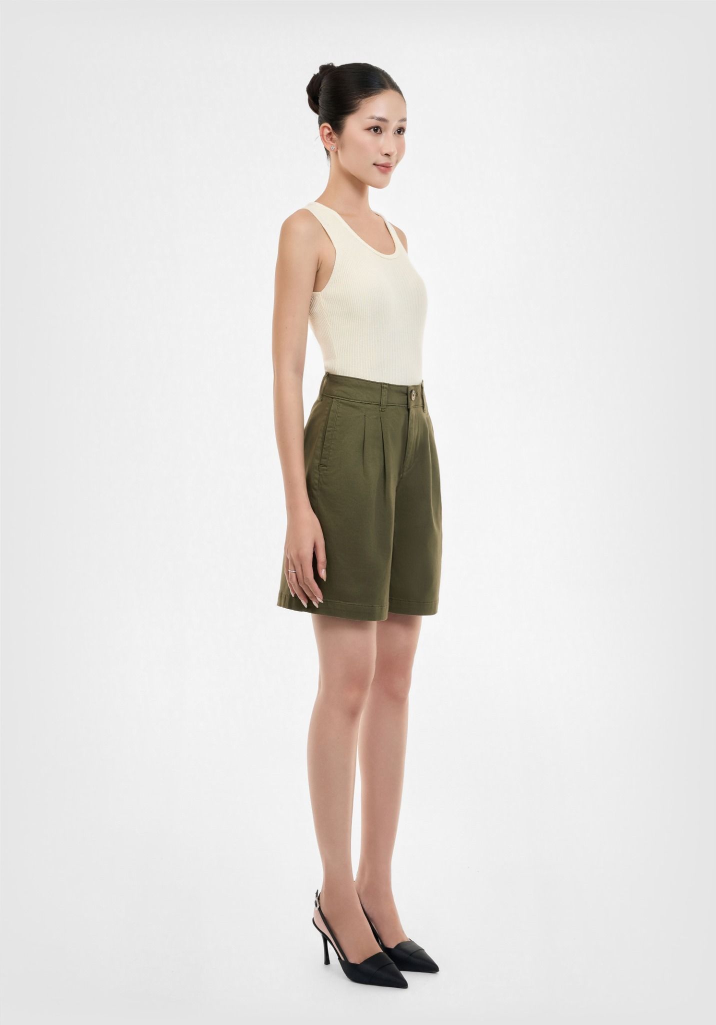 QUẦN SHORTS NỮ KAKI XANH RÊU XẾP LY FORM RỘNG - 125WN2104B2