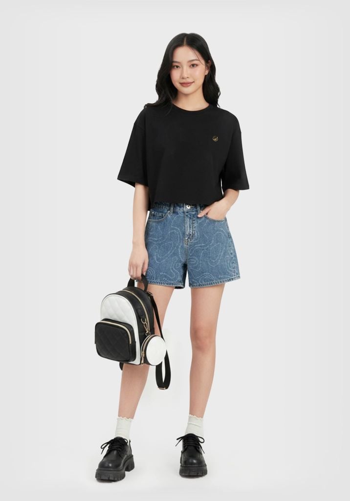 ÁO THUN NỮ DÁNG CROP RỘNG MÀU ĐEN IN LOGO TRÒN - 225WN1023B1