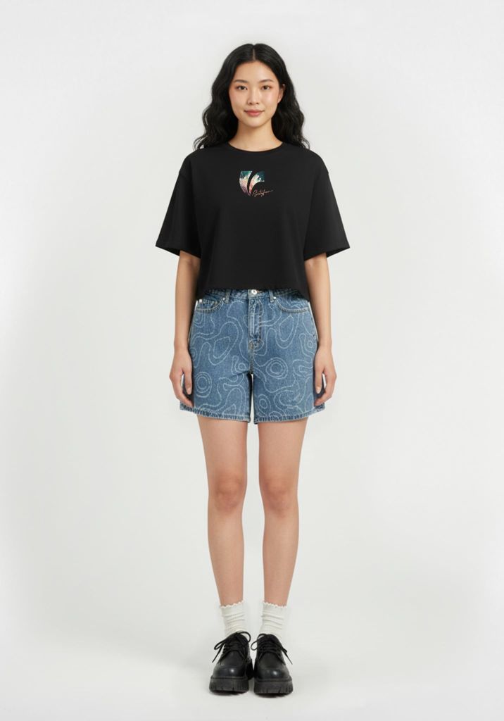 ÁO THUN NỮ DÁNG CROP MÀU ĐEN IN DIGITAL CHỮ V CÁCH ĐIỆU HOA - 126WN1023B2