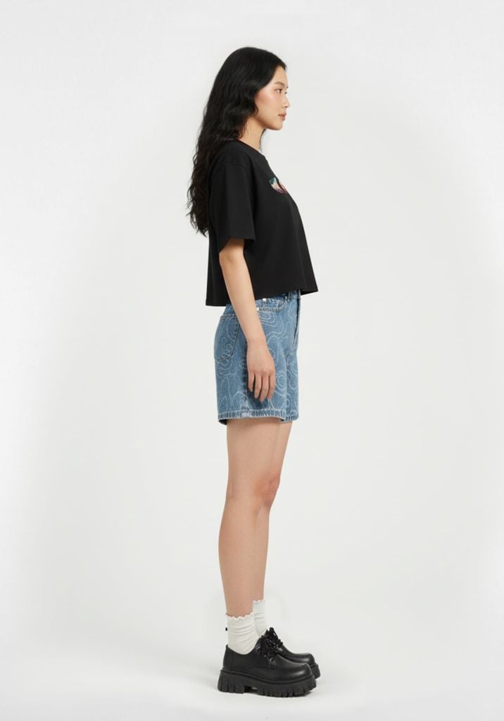 ÁO THUN NỮ DÁNG CROP MÀU ĐEN IN DIGITAL CHỮ V CÁCH ĐIỆU HOA - 126WN1023B2