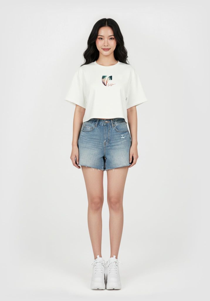 ÁO THUN NỮ DÁNG CROP MÀU TRẮNG IN DIGITAL CHỮ V CÁCH ĐIỆU HOA - 126WN1023B2