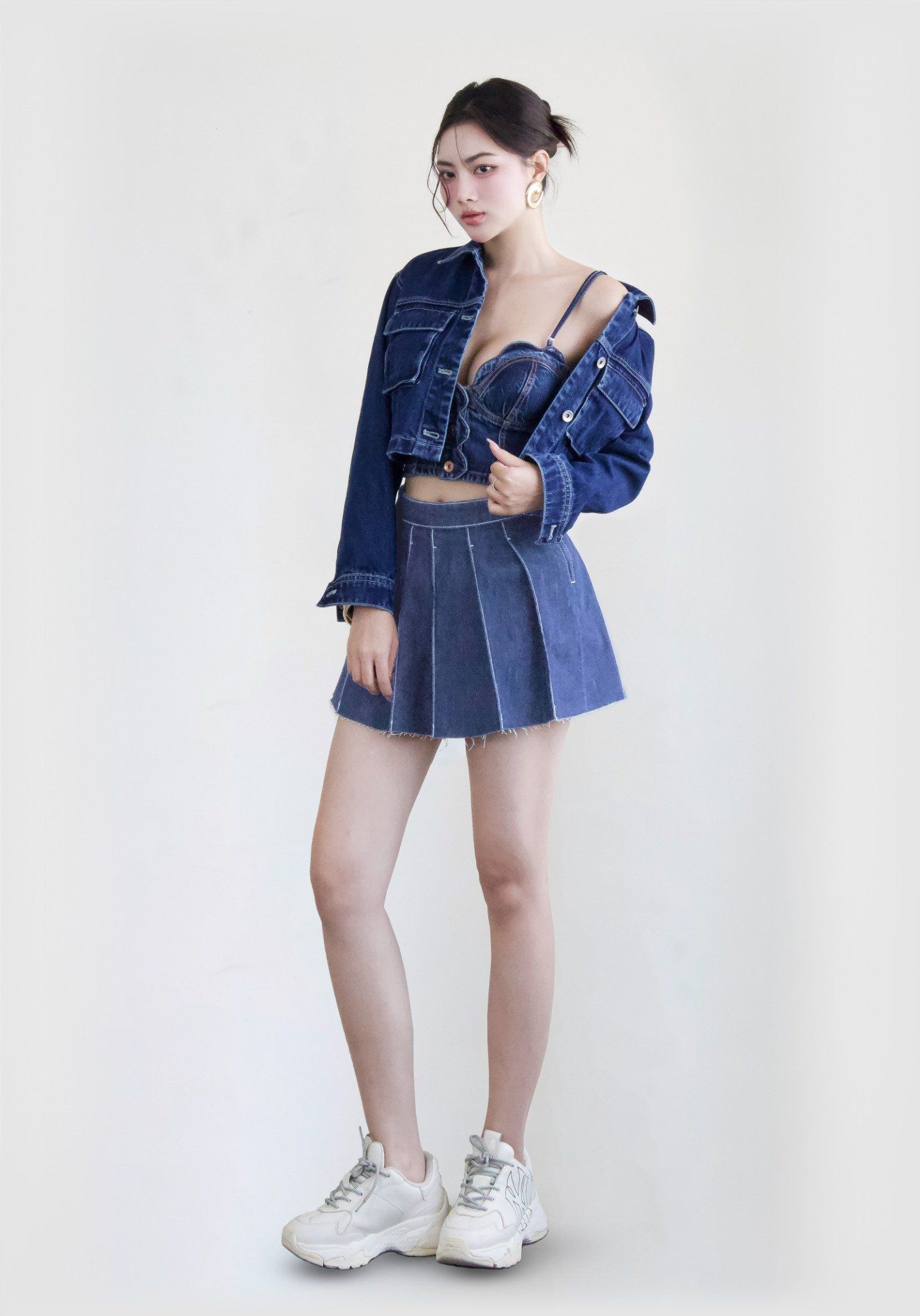 VÁY NGẮN DENIM MED/DARK BLUE XẾP LY FORM A (CÓ QUẦN BẢO HỘ) - 224WD1113F1