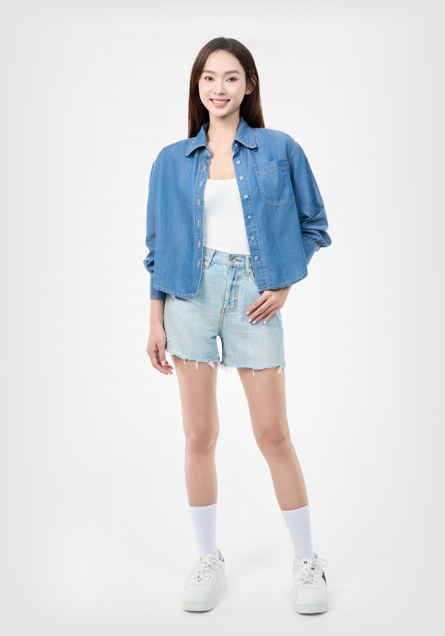 Áo Sơ Mi Denim Xanh Nhạt Form Crop Rộng Dài Tay - 224WD2034B1
