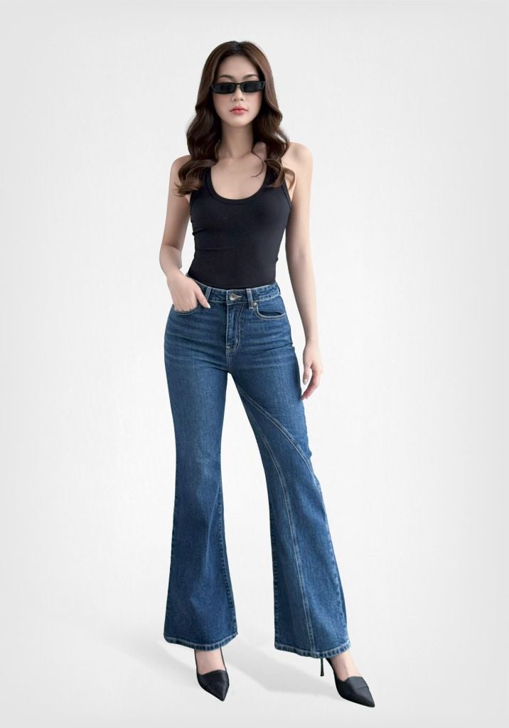 Quần Dài Nữ Dáng Loe Laser Xéo Màu Med Blue - Med Blue Laser Cut Flare Jeans - 224WD2084F2