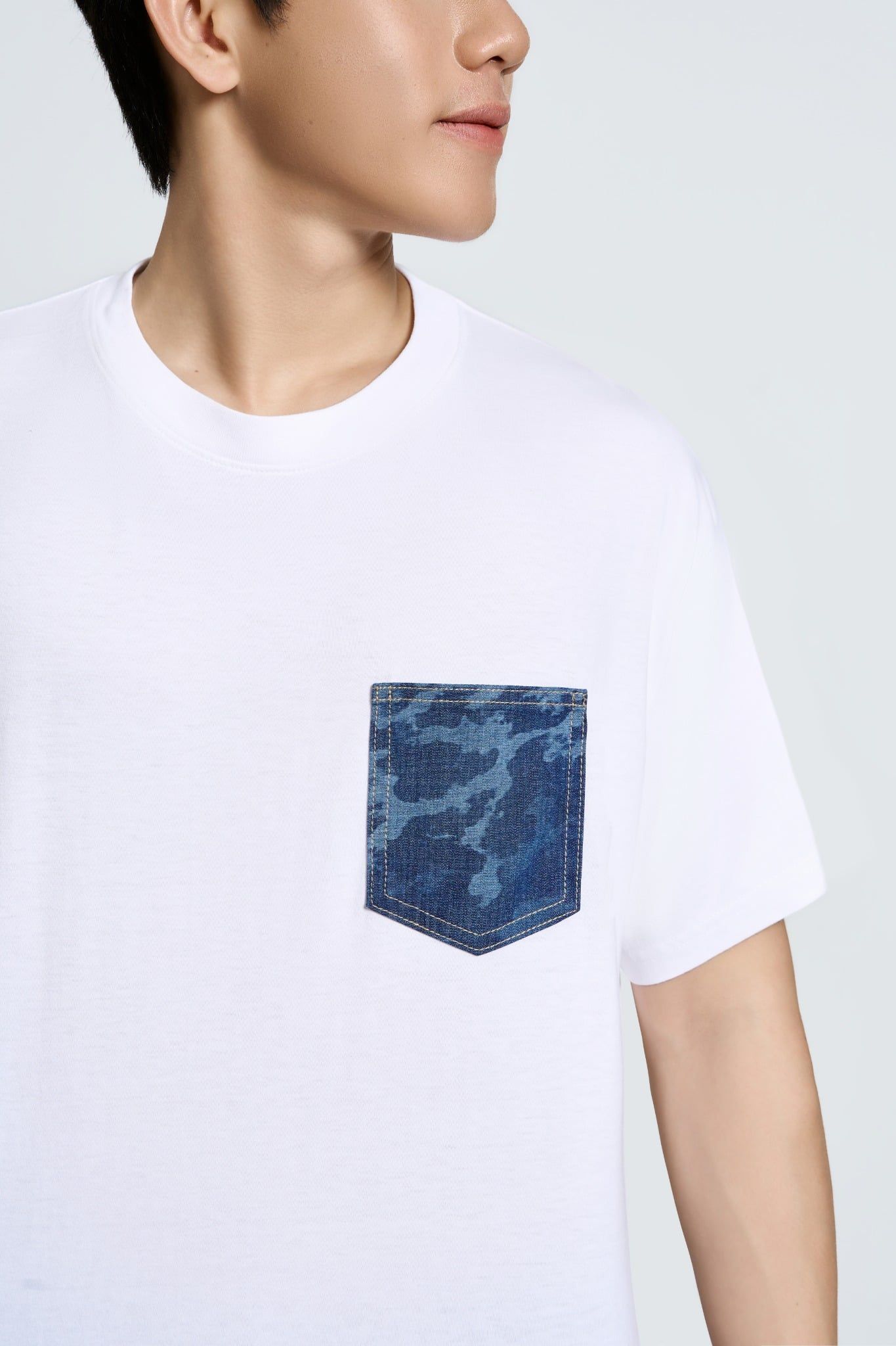 ÁO THUN UNISEX FORM OVERSIZE TRẮNG ĐẮP TÚI DENIM LASER CAMO - 225MN3023B1