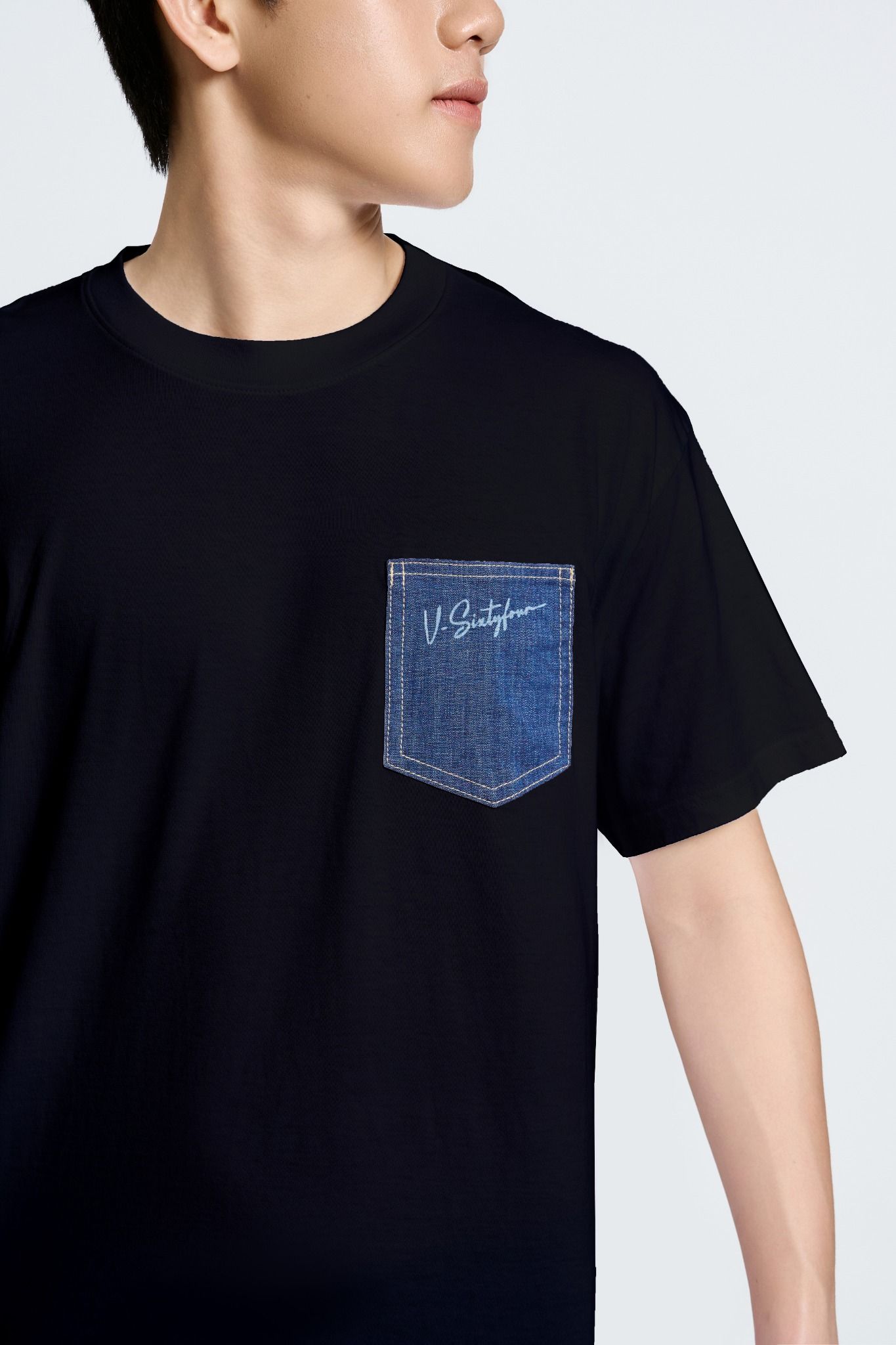 ÁO THUN NAM OVERSIZE ĐEN ĐẮPTÚI DENIM LASER CHỮ KÝ V-SIXTYFOUR - 225MN3023B2