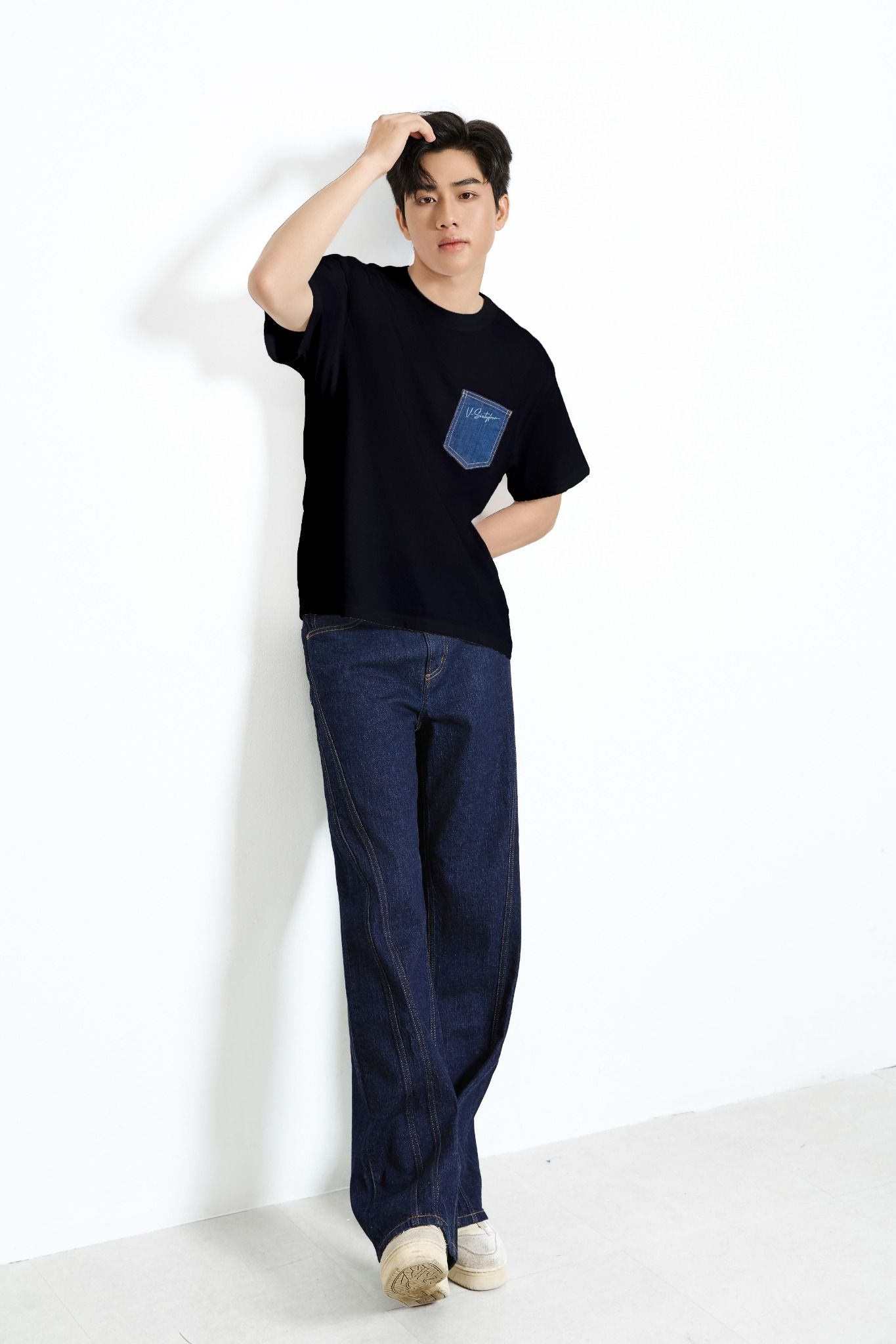 ÁO THUN NAM OVERSIZE ĐEN ĐẮPTÚI DENIM LASER CHỮ KÝ V-SIXTYFOUR - 225MN3023B2