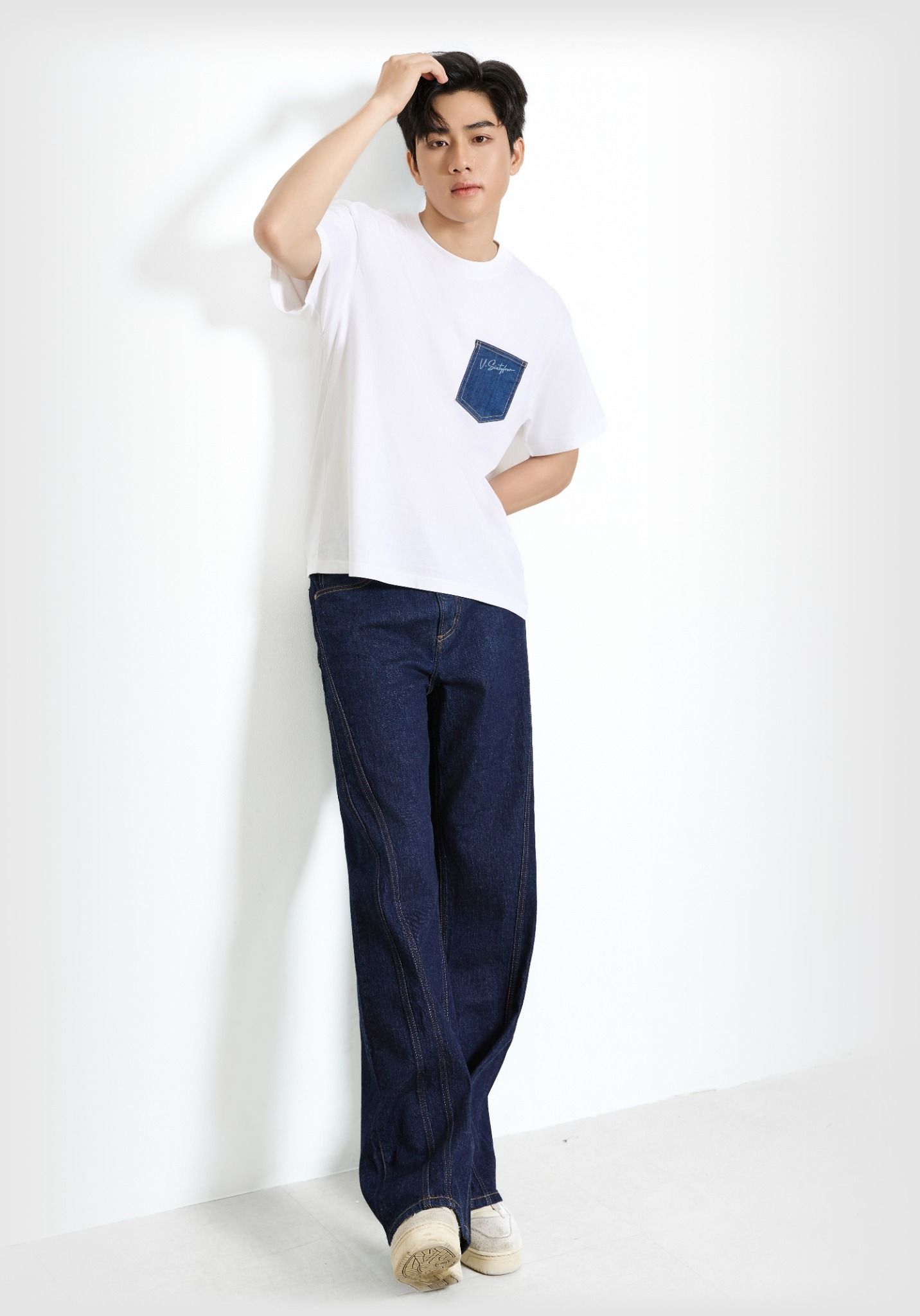 ÁO THUN NAM OVERSIZE TRẮNG ĐẮPTÚI DENIM LASER CHỮ KÝ V-SIXTYFOUR - 225MN3023B2