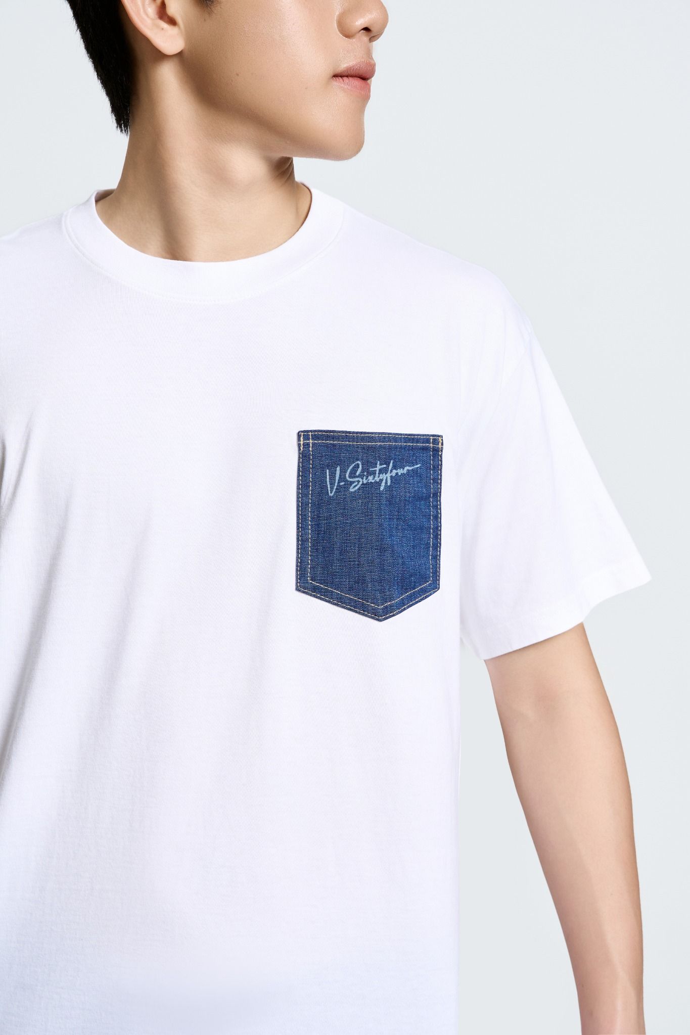 ÁO THUN NAM OVERSIZE TRẮNG ĐẮPTÚI DENIM LASER CHỮ KÝ V-SIXTYFOUR - 225MN3023B2