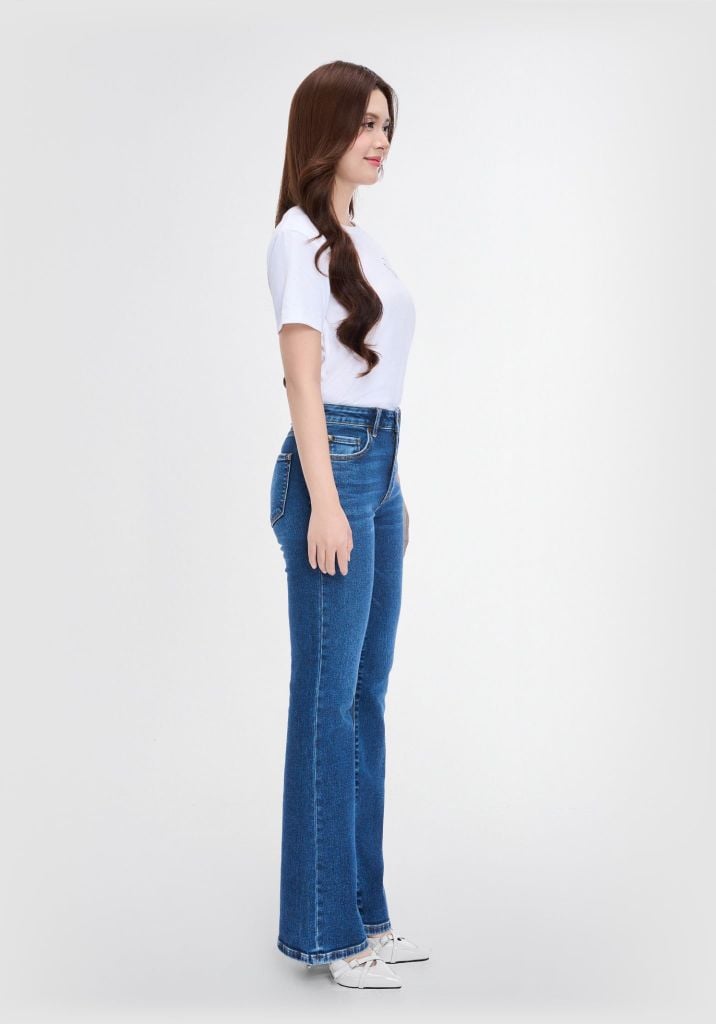 QUẦN DÀI DENIM NỮ DÁNG LOE  XANH TRUNG MÀI VIỀN TÚI - 225WD2084F2