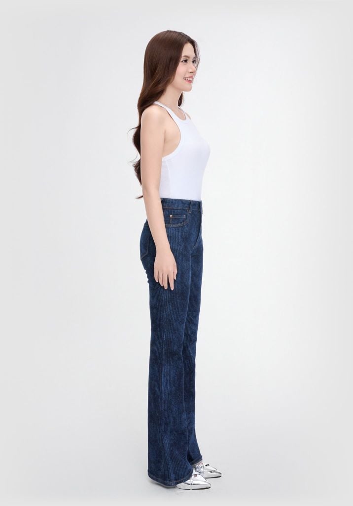 QUẦN DÀI DENIM NỮ DÁNG LOE LASER GIẢ CHẤT LIỆU MÀU XANH ĐẬM  (DÀI 101 CM) - 225WD2084F2