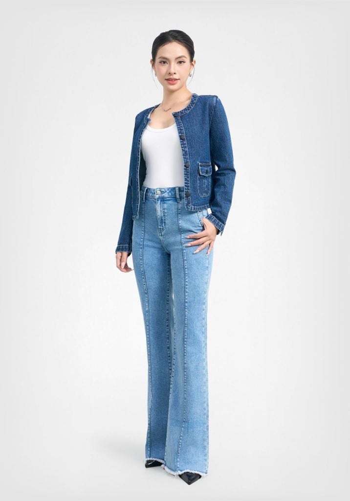 QUẦN JEANS NỮ DÁNG LOE MÀU XANH SÁNG, TÚI XÉO, DIỄU MÍ GIỮA THÂN TRƯỚC - 225WD2084F3