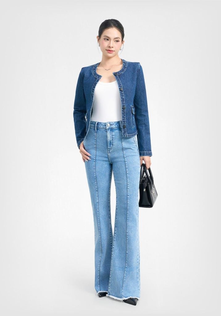 QUẦN JEANS NỮ DÁNG LOE MÀU XANH SÁNG, TÚI XÉO, DIỄU MÍ GIỮA THÂN TRƯỚC - 225WD2084F3
