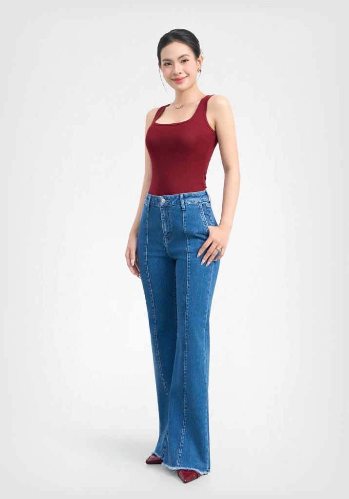 QUẦN JEANS NỮ DÁNG LOE MÀU XANH ĐẬM, TÚI XÉO, DIỄU MÍ GIỮA THÂN TRƯỚC - 225WD2084F3