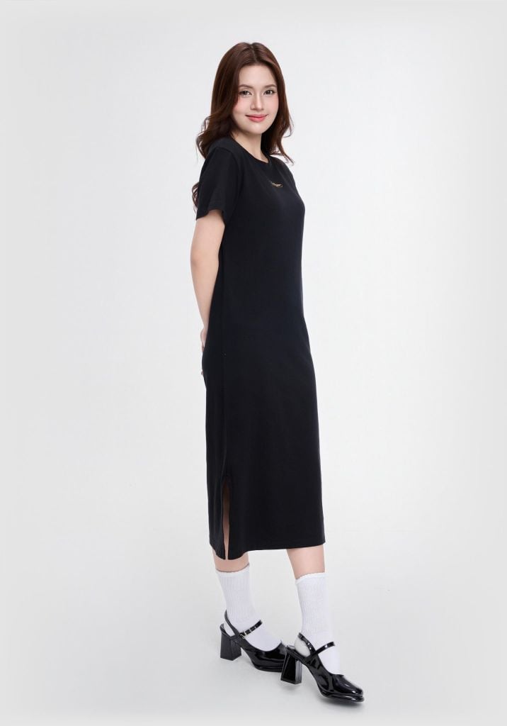 ĐẦM THUN NỮ DÁNG SUÔNG DÀI XẺ TÀ 2 BÊN MÀU ĐEN IN CHỮ KÝ V-SIXTYFOUR - 225WN2128B1