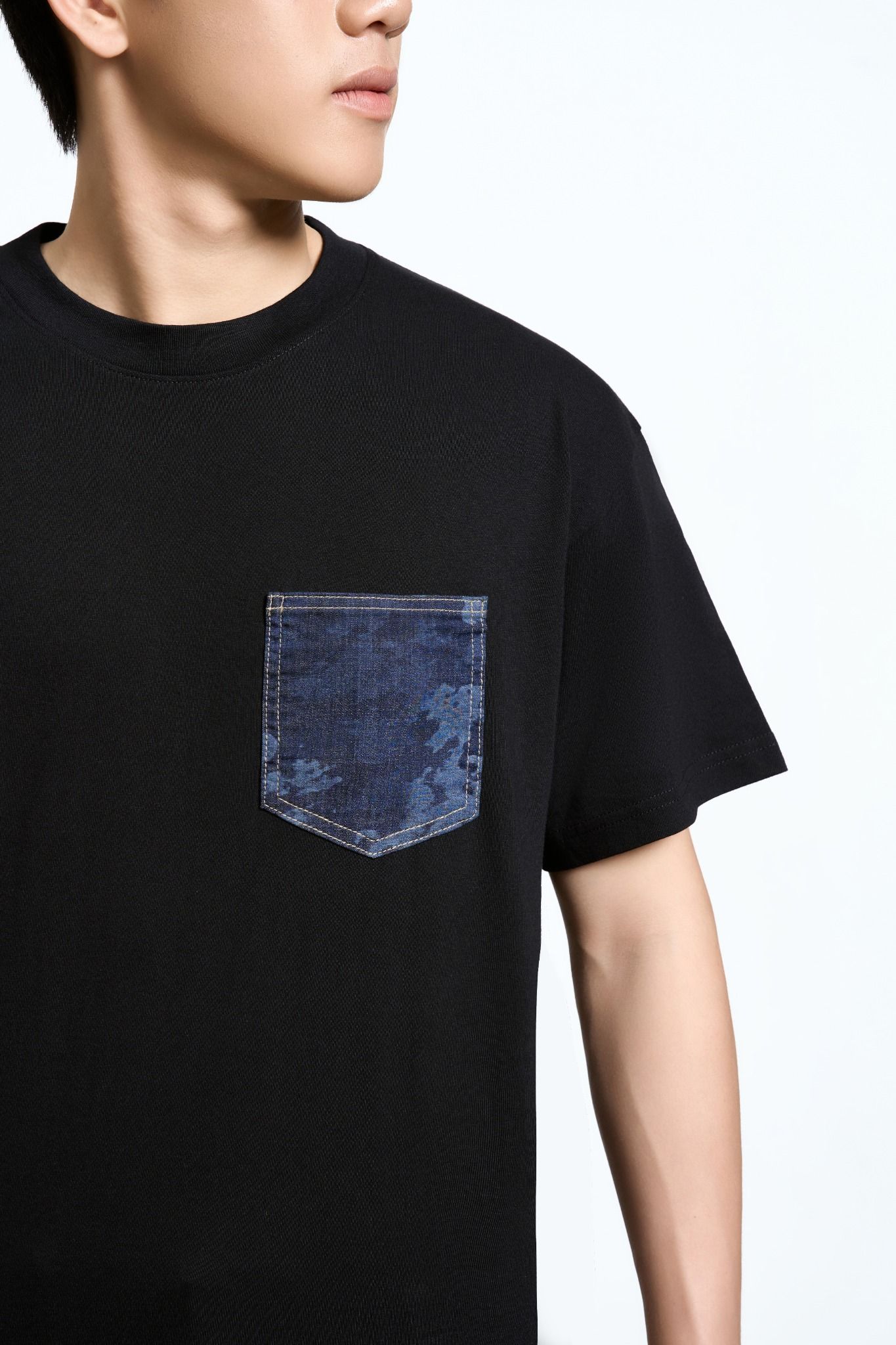 ÁO THUN NAM OVERSIZE ĐEN ĐẮPTÚI DENIM LASER CAMO - 225MN3023B1