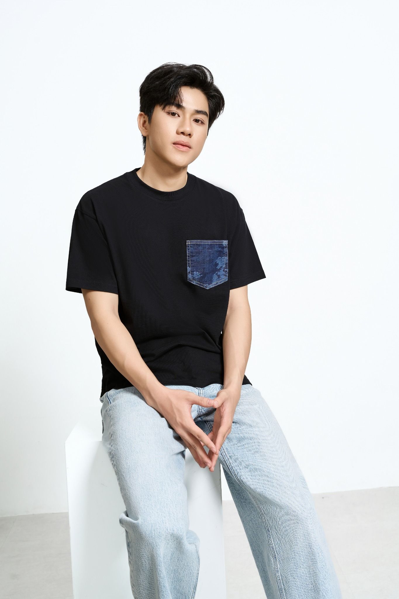 ÁO THUN NAM OVERSIZE ĐEN ĐẮPTÚI DENIM LASER CAMO - 225MN3023B1