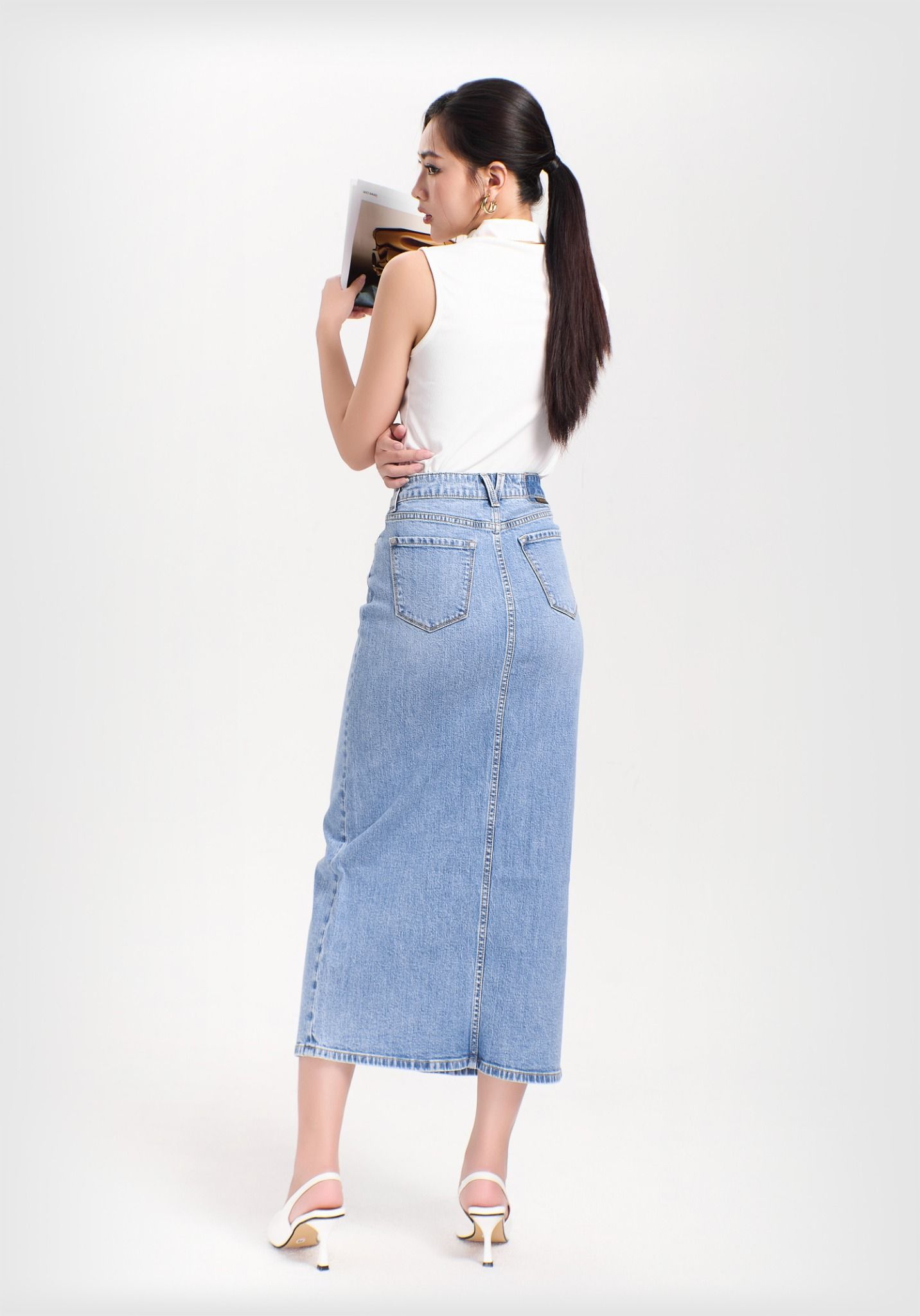 Chân Váy Denim Dáng Dài Xẻ Tà Trước Màu Xanh Sáng. Light Blue Long Denim Skirt with Front Slit - 223WD1115F6