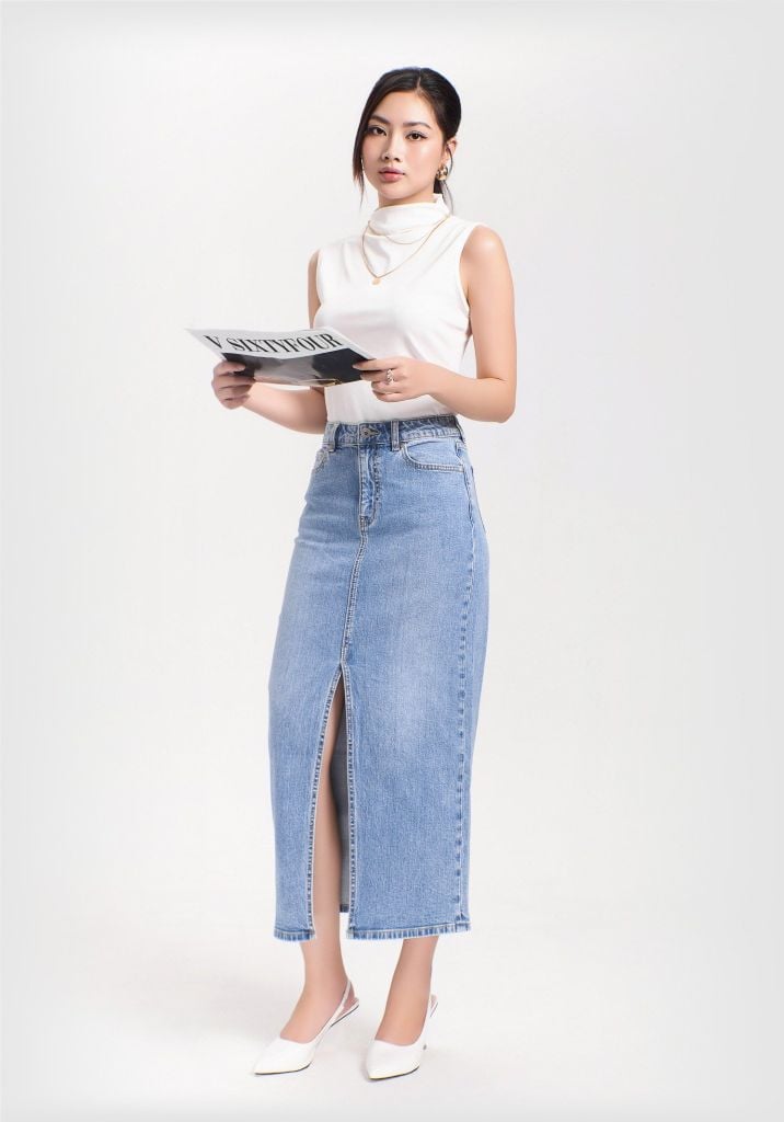 Chân Váy Denim Dáng Dài Xẻ Tà Trước Màu Xanh Sáng. Light Blue Long Denim Skirt with Front Slit - 223WD1115F6