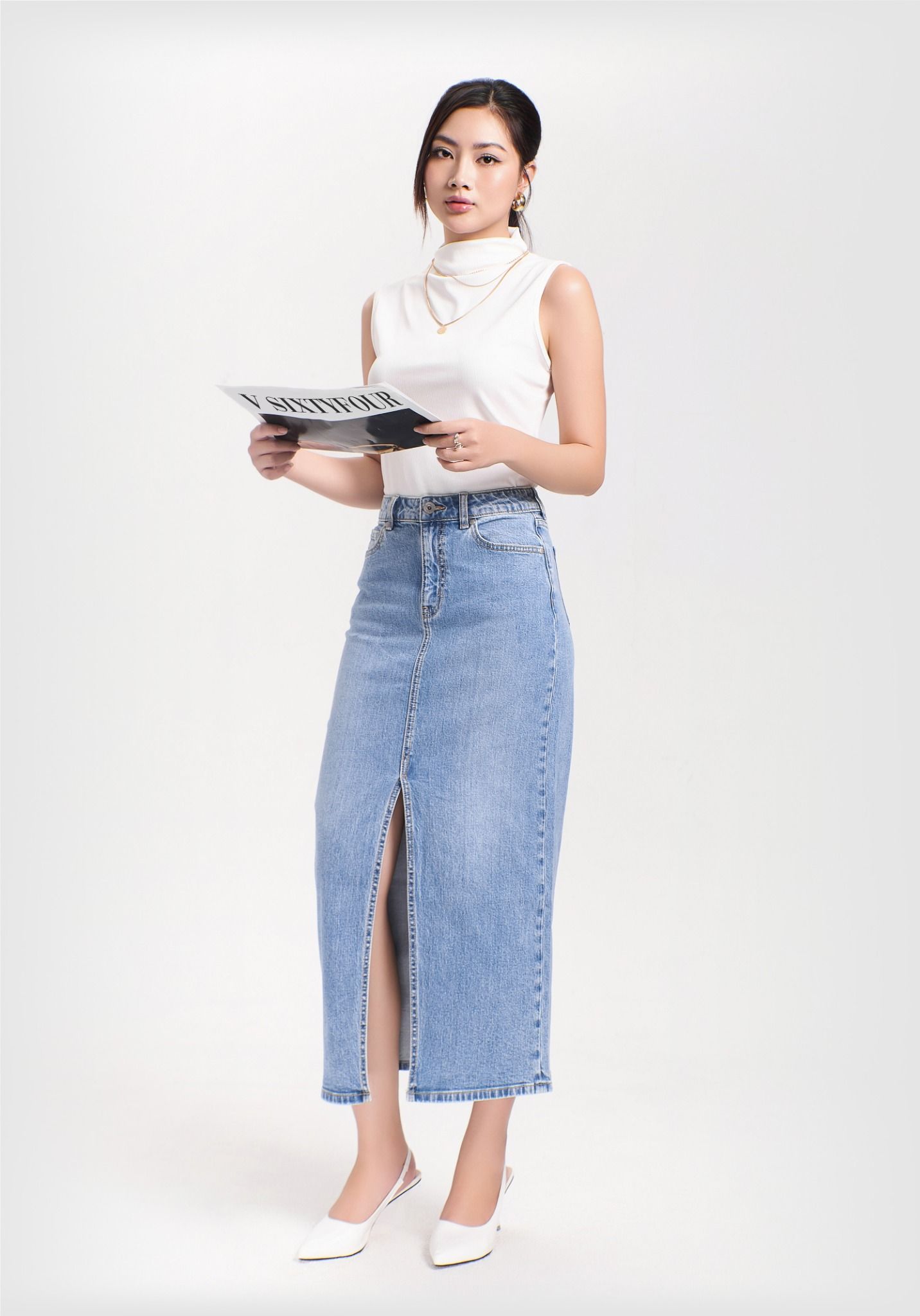 Chân Váy Denim Dáng Dài Xẻ Tà Trước Màu Xanh Sáng. Light Blue Long Denim Skirt with Front Slit - 223WD1115F6
