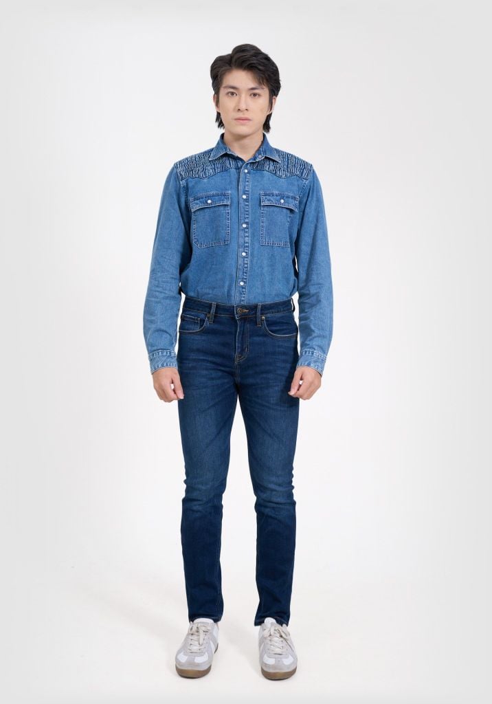 Áo Sơ Mi Denim Nam Hoạ Tiết Dập Ly Vai Áo Màu Xanh Nhạt - Men's Light Blue Denim Shirt with Pleated Shoulders - 125MD4049F1