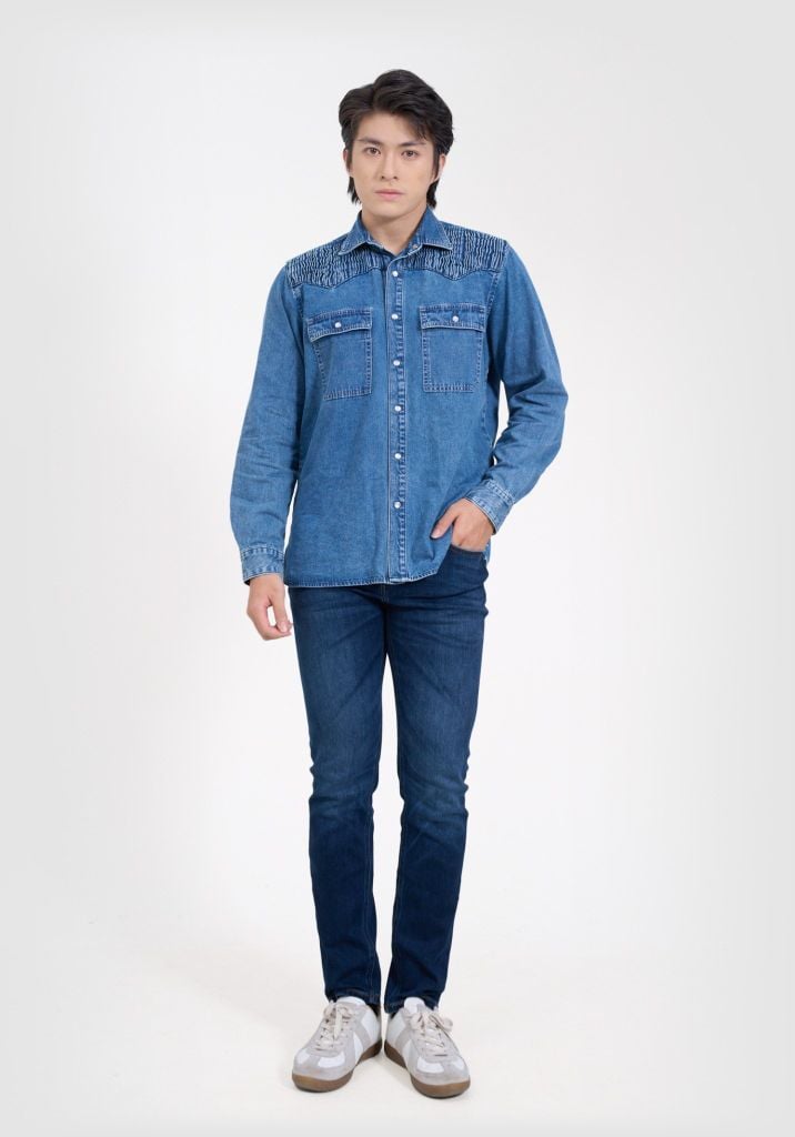 Áo Sơ Mi Denim Nam Hoạ Tiết Dập Ly Vai Áo Màu Xanh Nhạt - Men's Light Blue Denim Shirt with Pleated Shoulders - 125MD4049F1