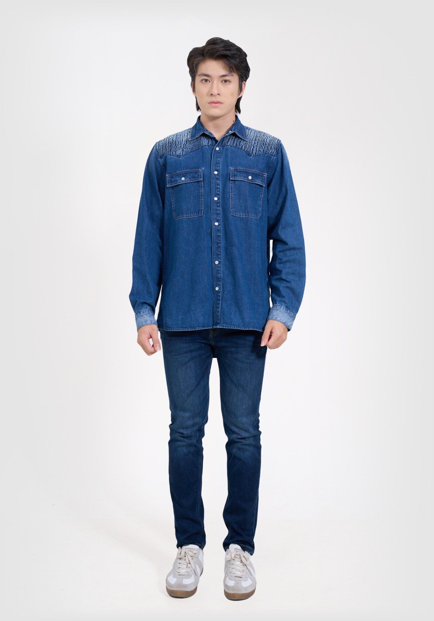 Áo Sơ Mi Denim Nam Hoạ Tiết Dập Ly Vai Áo Màu Xanh Med Blue - Men's Medium Blue Denim Shirt with Pleated Shoulders - 125MD4049F1