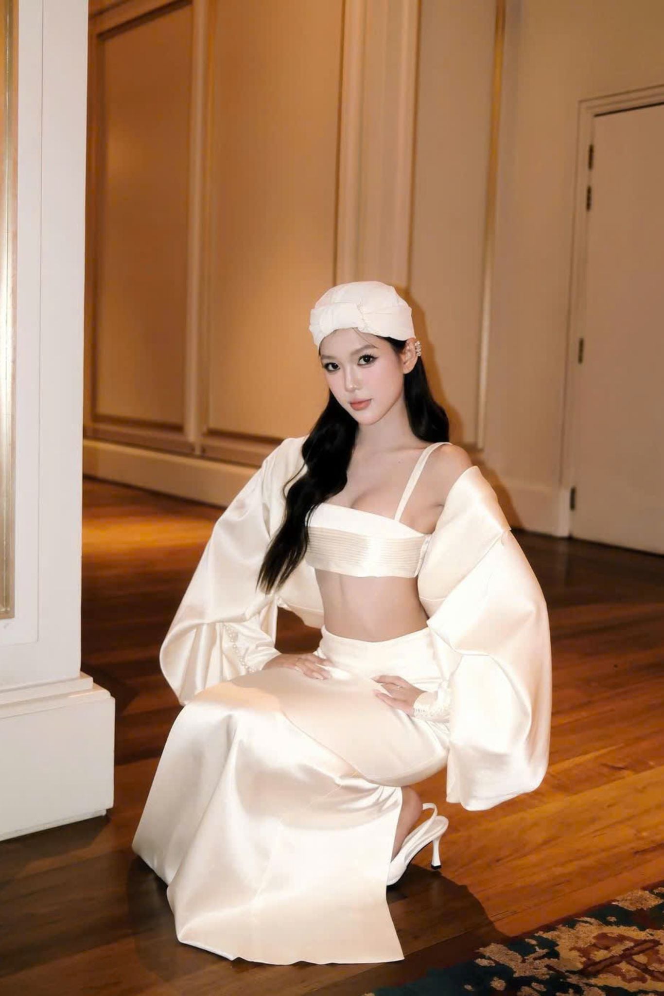  @wyn.anh X LINRI CAPE & JAZZI TOP & HISM SKIRT 