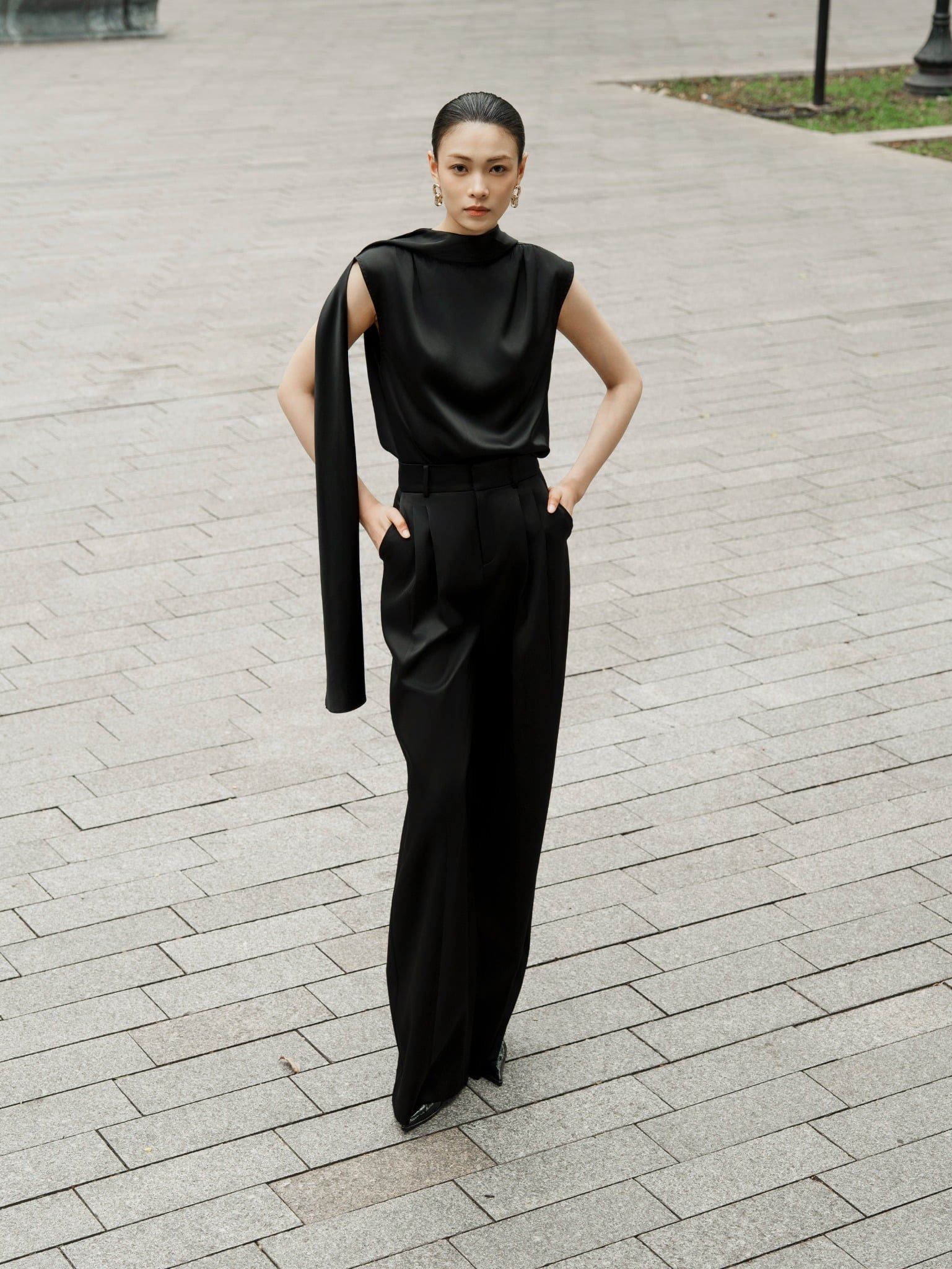 YANNE SILK SLEEVELESS BLOUSE