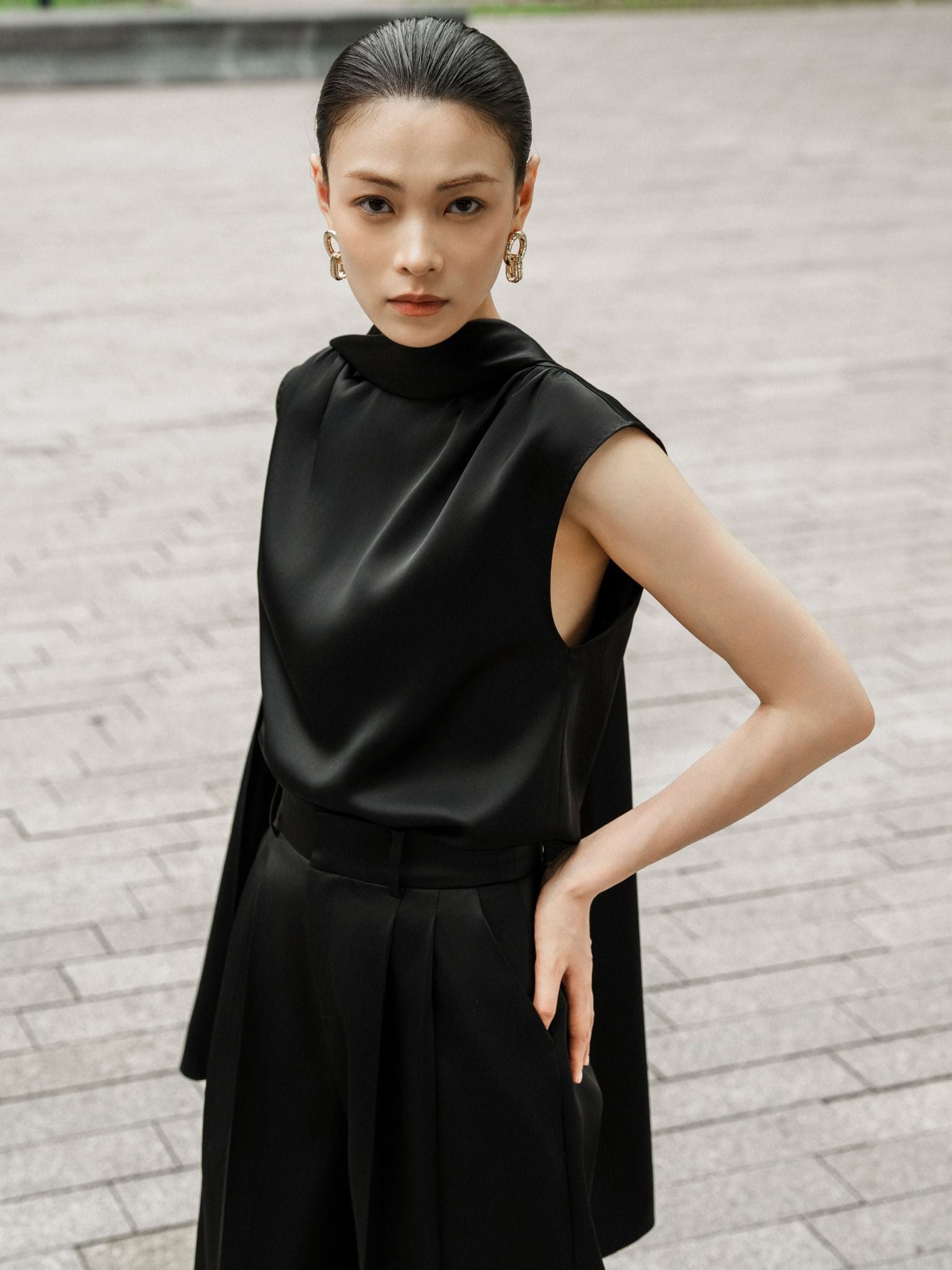 YANNE SILK SLEEVELESS BLOUSE