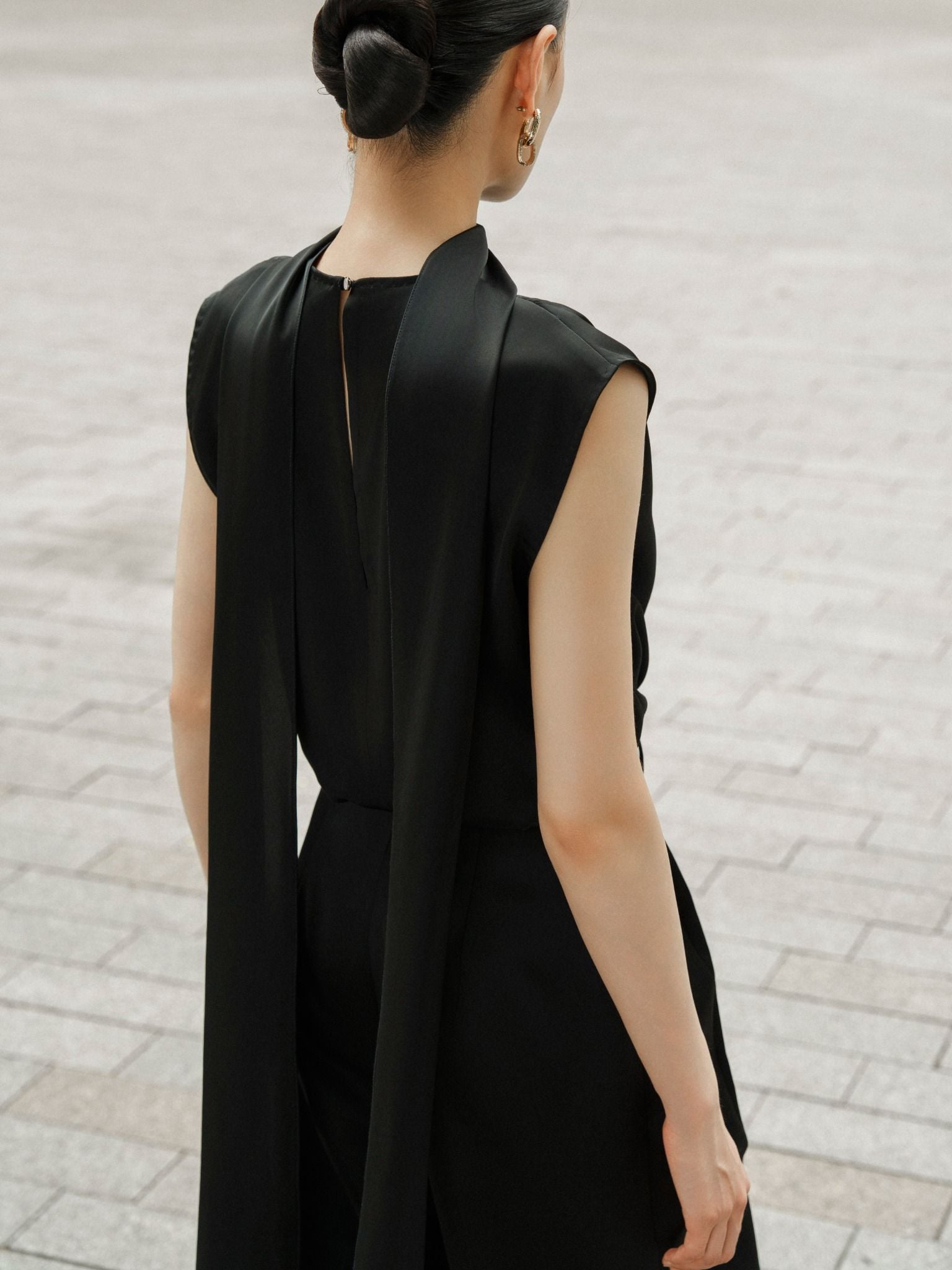 YANNE SILK SLEEVELESS BLOUSE