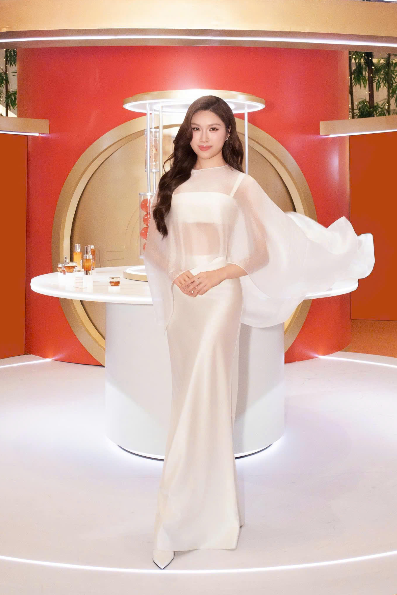 Thanh Thanh Huyền X AMI CAPE & JAZZI TOP & HISM SKIRT