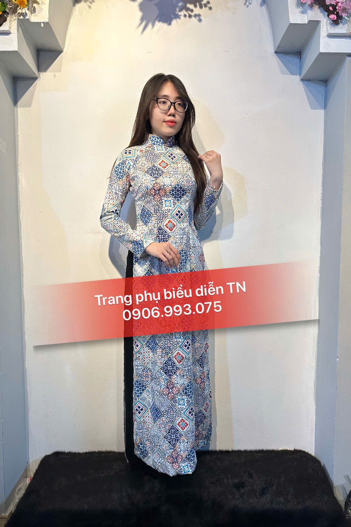 AD33 -  Áo Dài Cô 3 Gạch Bông Trắng