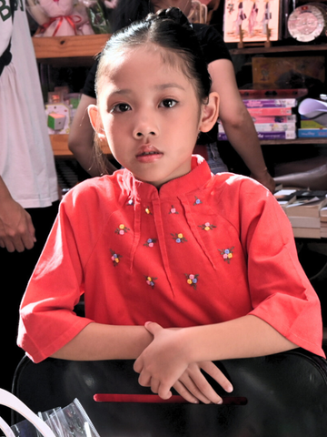  Ninh Khuong's premium velvet pleated Ao Dai is a top-tier choice. 